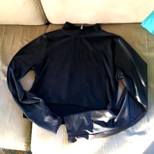 Long sleeve crop top